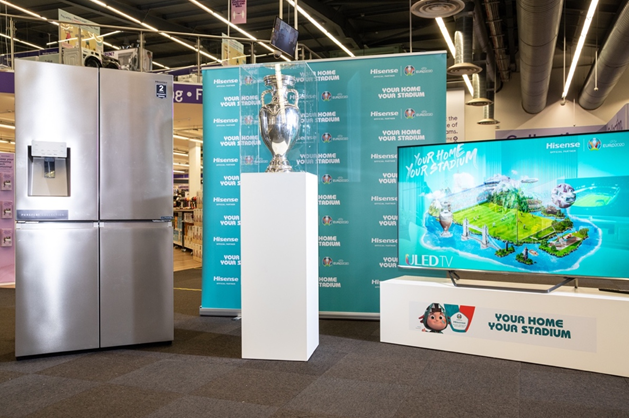 海信英国公司与当地最大的电器连锁零售商Dixons联合推出“欧洲杯奖杯门店巡展”活动